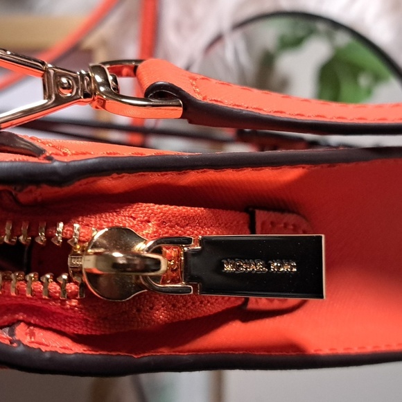 Michael Kors NWOTs Sheila Small East West Top Zip Shoulder Bag - Picture 5 of 8